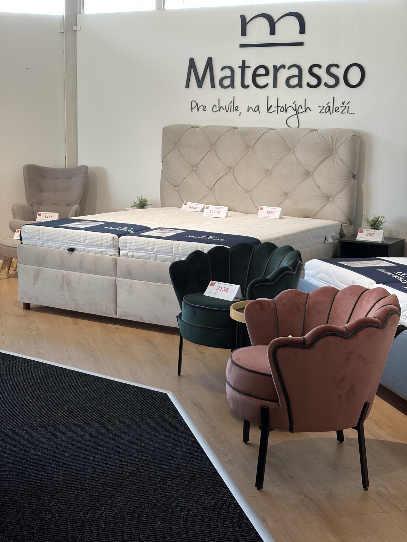 Posteľ s matracmi Materasso a čalúnené kreslá v showroome Posteľ s matracmi Materasso a čalúnené kreslá v showroome